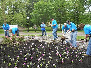 Dominion volunteers help plant a garden at Cedar Avenue,
in Pittsburgh’s North Side.
