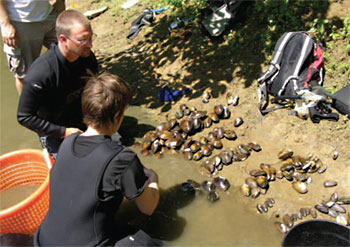 WPC Watershed Conservation staff members Eric Chapman and Tam Smith identify
and count mussels.