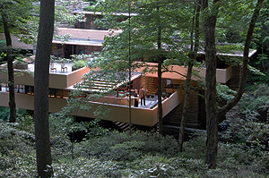 Performers from the Opera Theater of Pittsburgh 
rehearse on Fallingwater’s terraces. 