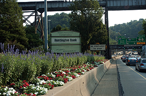 Everyday, 125,000 vehicles pass this 
WPC garden in front of the  Fort Pitt 
Tunnels outside downtown Pittsburgh. 
